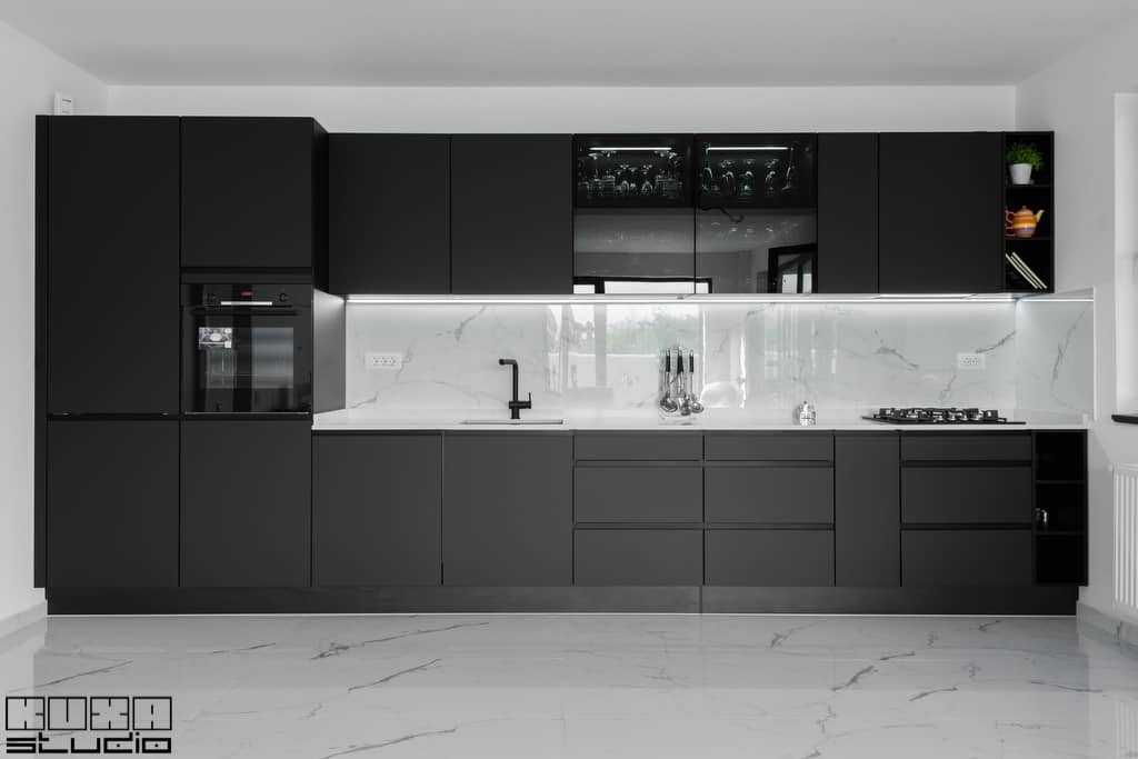 Mobilă bucătărie negru mat liniară, KUXA studio - proiect realizat în Clinceni